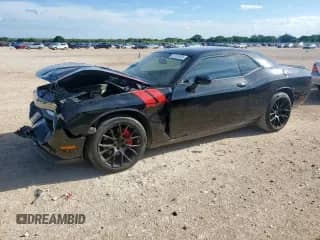 2013 Dodge Challenger R/T Classic z VIN 2C3CDYBT7DH552284, wystawiony jako Copart lot #61781975 z przebiegiem Nie podano mil oraz Szkoda całkowita • Salvage title. Historia ofert i sprzedaży dostępna na DreamBid. Obrazek 1.