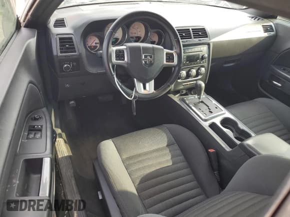 ✅ 2012 Dodge Challenger SXT • VIN: 2C3CDYAG2CH130894 • Lot: 58260055. Wystawiony na Copart z przebiegiem 106 301 mil. Bezpłatny archiwum sprzedaży aukcyjnych z USA i szczegółowy raport historii pojazdu na DreamBid. Zdjęcie 8.