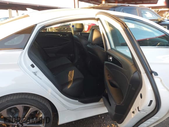 ✅ 2014 Hyundai Sonata SE • VIN: 5NPEC4AC2EH886118 • Lot: 43704364. Wystawiony na IAAI z przebiegiem 122 595 mil. Bezpłatny archiwum sprzedaży aukcyjnych z USA i szczegółowy raport historii pojazdu na DreamBid. Zdjęcie 8.