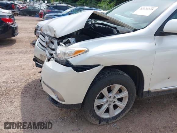 ✅ 2013 Toyota Highlander Plus • VIN: 5TDBK3EH7DS243892 • Lot: 42830358. Listed on IAAI with Not provided. Free auction sales archive from the USA and detailed vehicle history report at DreamBid. Image 17.