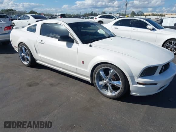 ✅ 2005 Ford Mustang GT Deluxe • VIN: 1ZVHT82H255233669 • Лот: 43479285. Опубликован ранее на IAAI с пробегом 245 239 миль. Бесплатный доступ к архиву аукционных продаж из США и подробный отчёт об истории автомобиля на DreamBid. Изображение 1.