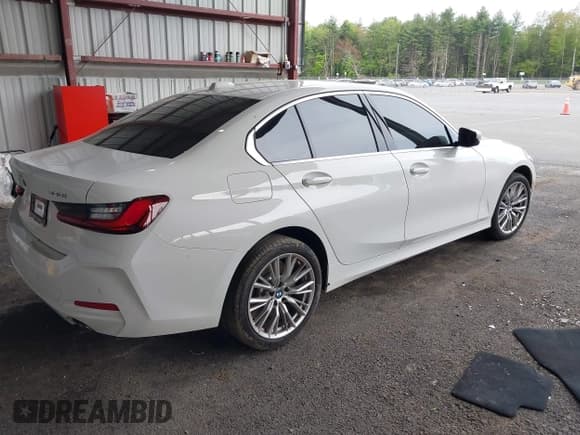 ✅ 2024 BMW 3 Series 330i xDrive • VIN: 3MW89FF03R8E37087 • Lot: 42242409. Listed on IAAI with 21,176 mi. Free auction sales archive from the USA and detailed vehicle history report at DreamBid. Image 4.