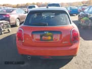 ✅ 2020 MINI Hardtop 4 Door Cooper • VIN: WMWXU7C07L2M08900 • Lot: 43640448. Wystawiony na IAAI z przebiegiem 12 944 mil. Bezpłatny archiwum sprzedaży aukcyjnych z USA i szczegółowy raport historii pojazdu na DreamBid. Zdjęcie 16.
