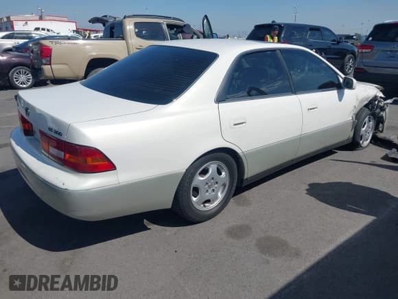 ✅ 1999 Lexus ES 300 • VIN: JT8BF28G3X5067823 • Lot: 43357754. Listed on IAAI with 139,377 mi. Free auction sales archive from the USA and detailed vehicle history report at DreamBid. Image 4.