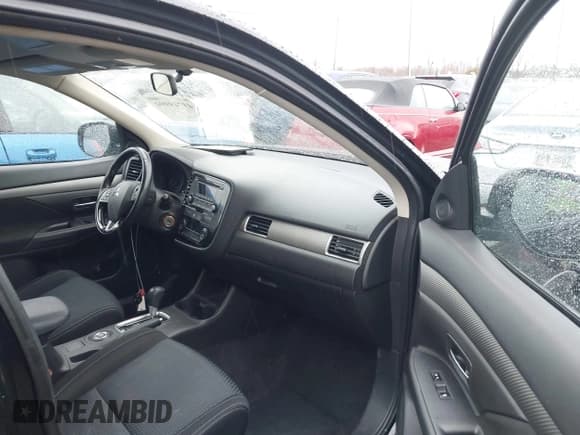 ✅ 2016 Mitsubishi Outlander SE • VIN: JA4AZ3A33GZ017928 • Lot: 43749994. Wystawiony na IAAI z przebiegiem 100 075 mil. Bezpłatny archiwum sprzedaży aukcyjnych z USA i szczegółowy raport historii pojazdu na DreamBid. Zdjęcie 5.