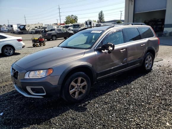 ✅ 2011 Volvo XC70 3.2L • VIN: YV4940BZ9B1109848 • Lot: 81311575. Listed on Copart with 188,711 mi. Free auction sales archive from the USA and detailed vehicle history report at DreamBid. Image 1.