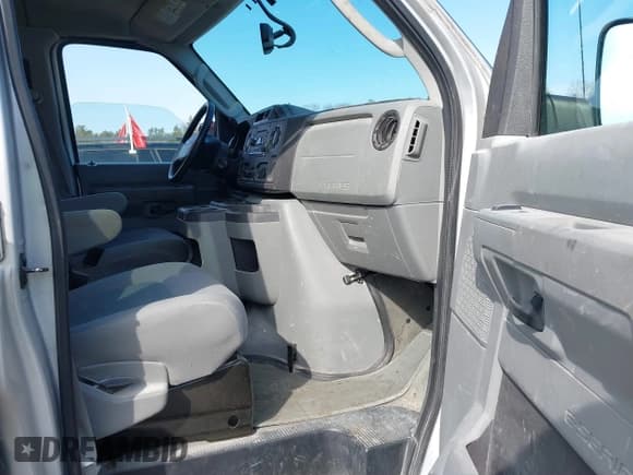 ✅ 2012 Ford Econoline Passenger XL • VIN: 1FBNE3BL3CDA32121 • Lot: 41799112. Wystawiony na IAAI z przebiegiem 173 711 mil. Bezpłatny archiwum sprzedaży aukcyjnych z USA i szczegółowy raport historii pojazdu na DreamBid. Zdjęcie 5.