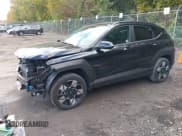 ✅ 2025 Hyundai Kona SEL • VIN: KM8HBCAB5SU186303 • Лот: 43511428. Опубликован ранее на IAAI с пробегом 17 710 миль. Бесплатный доступ к архиву аукционных продаж из США и подробный отчёт об истории автомобиля на DreamBid. Изображение 2.