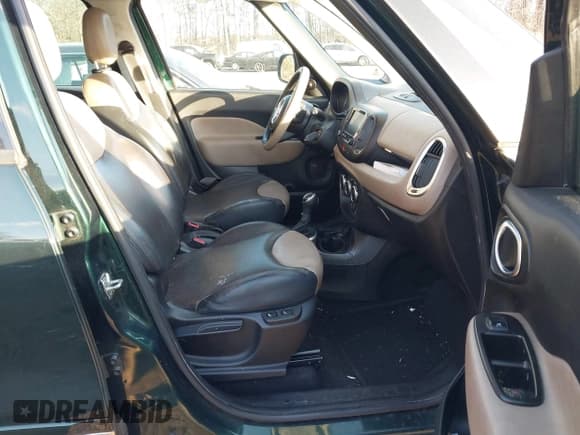 ✅ 2014 FIAT 500L Lounge • VIN: ZFBCFACH6EZ022125 • Lot: 43692520. Wystawiony na IAAI z przebiegiem 105 014 mil. Bezpłatny archiwum sprzedaży aukcyjnych z USA i szczegółowy raport historii pojazdu na DreamBid. Zdjęcie 5.