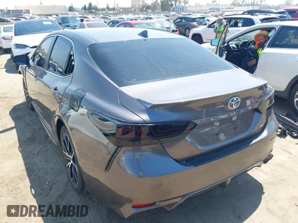 ✅ 2023 Toyota Camry SE • VIN: 4T1G11AKXPU802734 • Lot: 42678783. Wystawiony na IAAI z przebiegiem 20 502 mil. Bezpłatny archiwum sprzedaży aukcyjnych z USA i szczegółowy raport historii pojazdu na DreamBid. Zdjęcie 3.