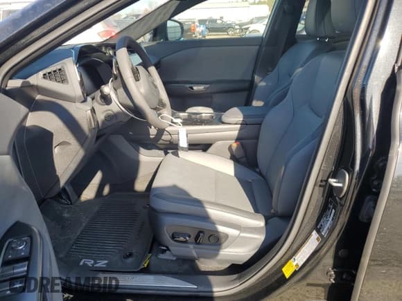 ✅ 2024 Lexus RZ 300e Premium • VIN: JTJABABBXRA001776 • Lot: 76914814. Wystawiony na Copart z przebiegiem 1 391 mil. Bezpłatny archiwum sprzedaży aukcyjnych z USA i szczegółowy raport historii pojazdu na DreamBid. Zdjęcie 7.