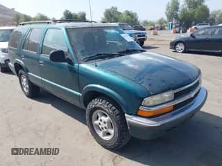✅ 1998 Chevrolet Blazer LS • VIN: 1GNDT13W5W2245542 • Lot: 42653195. Wystawiony na IAAI z przebiegiem 183 806 mil. Bezpłatny archiwum sprzedaży aukcyjnych z USA i szczegółowy raport historii pojazdu na DreamBid. Zdjęcie 1.