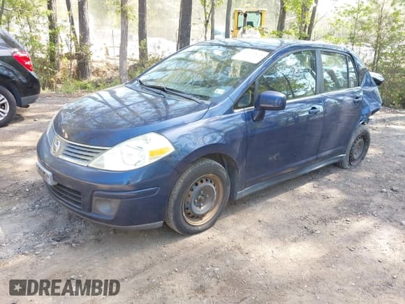 ✅ 2008 Nissan Versa S • VIN: 3N1BC11E08L459840 • Lot: 42556701. Wystawiony na IAAI z przebiegiem 38 686 mil. Bezpłatny archiwum sprzedaży aukcyjnych z USA i szczegółowy raport historii pojazdu na DreamBid. Zdjęcie 2.
