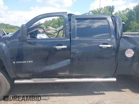 ✅ 2008 Chevrolet Silverado 2500HD LTZ • VIN: 1GCHK236X8F156113 • Lot: 43010192. Wystawiony na IAAI z przebiegiem Nie podano. Bezpłatny archiwum sprzedaży aukcyjnych z USA i szczegółowy raport historii pojazdu na DreamBid. Zdjęcie 15.