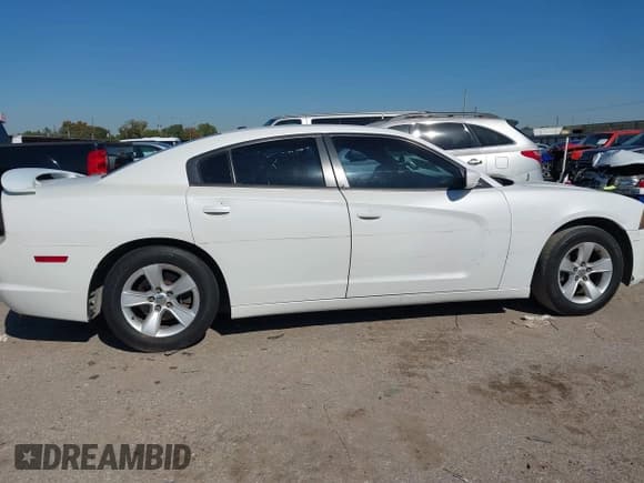 ✅ 2013 Dodge Charger SE • VIN: 2C3CDXBG4DH683752 • Lot: 43597017. Wystawiony na IAAI z przebiegiem 237 399 mil. Bezpłatny archiwum sprzedaży aukcyjnych z USA i szczegółowy raport historii pojazdu na DreamBid. Zdjęcie 6.