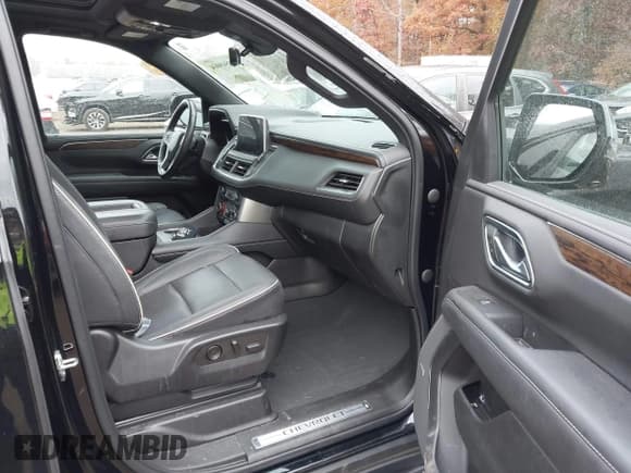 ✅ 2022 Chevrolet Suburban Premier • VIN: 1GNSKFKD2NR285297 • Lot: 43549064. Listed on IAAI with 40,644 mi. Free auction sales archive from the USA and detailed vehicle history report at DreamBid. Image 5.