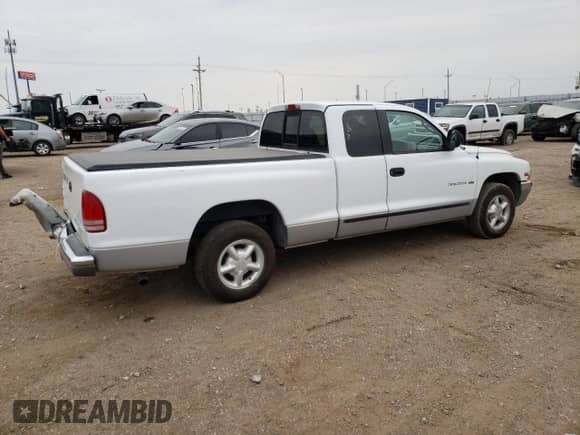 2000 Dodge Dakota z VIN 1B7GL22X4YS517720, wystawiony jako Copart lot #66695224 z przebiegiem 124 207 mil mil oraz Szkoda całkowita • Salvage title. Historia ofert i sprzedaży dostępna na DreamBid. Obrazek 3.