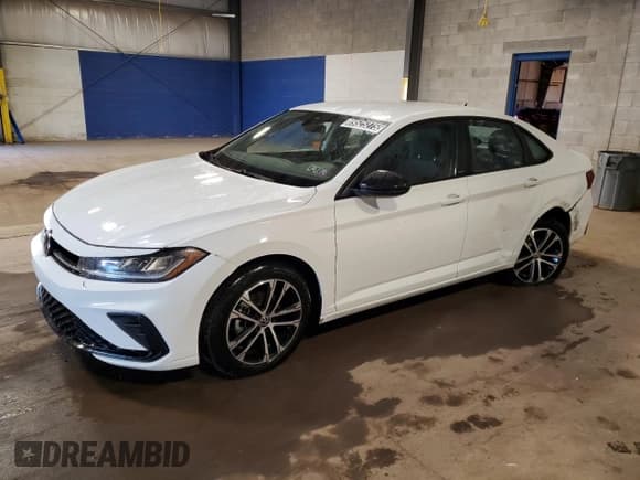 ✅ 2025 Volkswagen Jetta Sport • VIN: 3VWBX7BUXSM060023 • Лот: 89525275. Опубликован ранее на Copart с пробегом 10 423 миль. Бесплатный доступ к архиву аукционных продаж из США и подробный отчёт об истории автомобиля на DreamBid. Изображение 1.