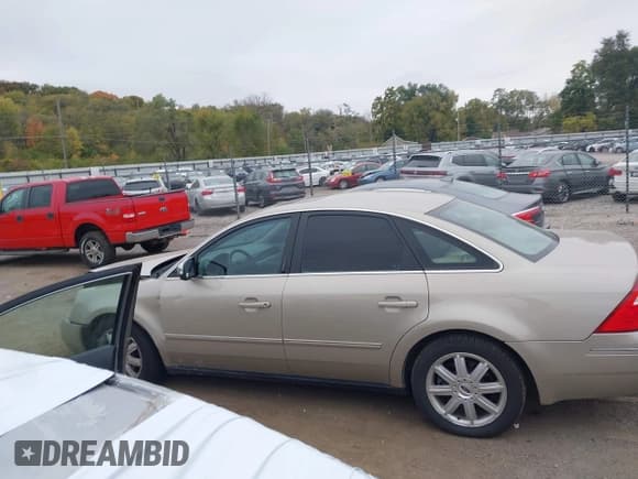 ✅ 2005 Ford Five Hundred Limited • VIN: 1FAHP28185G162678 • Lot: 43568524. Wystawiony na IAAI z przebiegiem 40 212 mil. Bezpłatny archiwum sprzedaży aukcyjnych z USA i szczegółowy raport historii pojazdu na DreamBid. Zdjęcie 14.