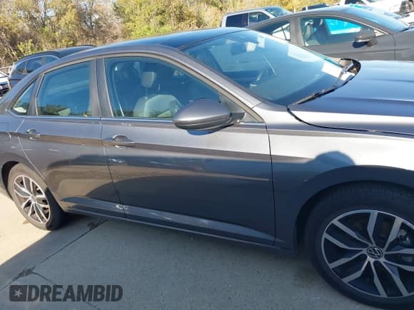 ✅ 2025 Volkswagen Jetta SE • VIN: 3VW7X7BU0SM015940 • Lot: 43774243. Wystawiony na IAAI z przebiegiem 22 112 mil. Bezpłatny archiwum sprzedaży aukcyjnych z USA i szczegółowy raport historii pojazdu na DreamBid. Zdjęcie 13.