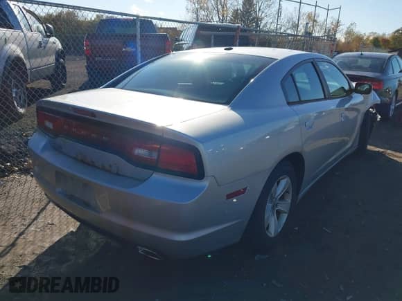 2012 Dodge Charger SE z VIN 2C3CDXBG3CH120772, wystawiony jako IAAI lot #43507063 z przebiegiem 224 409 mil mil oraz . Historia ofert i sprzedaży dostępna na DreamBid. Obrazek 4.