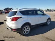✅ 2019 Ford Escape Titanium • VIN: 1FMCU0J97KUC27255 • Lot: 82380455. Wystawiony na Copart z przebiegiem 47 089 mil. Bezpłatny archiwum sprzedaży aukcyjnych z USA i szczegółowy raport historii pojazdu na DreamBid. Zdjęcie 3.