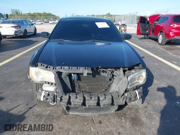 ✅ 2014 Chrysler 300 Uptown Edition • VIN: 2C3CCAAG0EH286686 • Лот: 43532290. Опубликован ранее на IAAI с пробегом 168 497 миль. Бесплатный доступ к архиву аукционных продаж из США и подробный отчёт об истории автомобиля на DreamBid. Изображение 11.