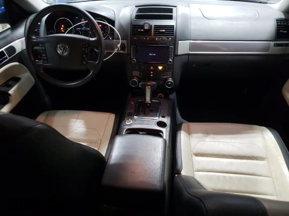 ✅ 2010 Volkswagen Touareg V6 • VIN: WVGFK7A99AD000952 • Lot: 60677825. Wystawiony na Copart z przebiegiem 231 845 mil. Bezpłatny archiwum sprzedaży aukcyjnych z USA i szczegółowy raport historii pojazdu na DreamBid. Zdjęcie 8.