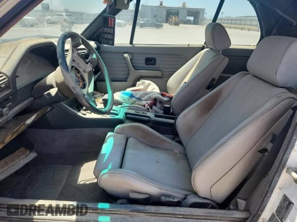 1991 BMW 3 Series z VIN WBABB2314MEC26165, wystawiony jako Copart lot #58839205 z przebiegiem 124 898 mil mil oraz Szkoda całkowita • Salvage title. Historia ofert i sprzedaży dostępna na DreamBid. Obrazek 7.