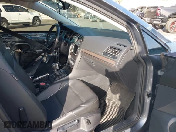 ✅ 2017 Volkswagen Golf S • VIN: 3VWH17AU6HM522728 • Lot: 43641462. Listed on IAAI with 92,397 mi. Free auction sales archive from the USA and detailed vehicle history report at DreamBid. Image 5.