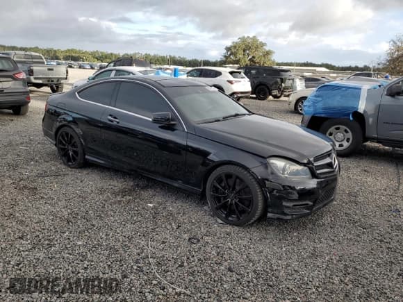 ✅ 2014 Mercedes-Benz C 250 • VIN: WDDGJ4HB3EG272636 • Lot: 84961295. Wystawiony na Copart z przebiegiem Nie podano. Bezpłatny archiwum sprzedaży aukcyjnych z USA i szczegółowy raport historii pojazdu na DreamBid. Zdjęcie 4.