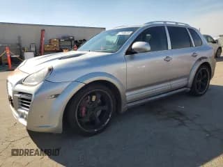 ✅ 2006 Porsche Cayenne Turbo • VIN: WP1AC29P46LA92002 • Lot: 71486255. Wystawiony na Copart z przebiegiem 130 588 mil. Bezpłatny archiwum sprzedaży aukcyjnych z USA i szczegółowy raport historii pojazdu na DreamBid. Zdjęcie 1.