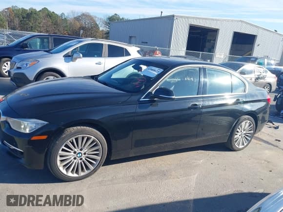 ✅ 2013 BMW 3 Series 328i xDrive • VIN: WBA3B5C50DJ598454 • Lot: 43908625. Wystawiony na IAAI z przebiegiem 141 000 mil. Bezpłatny archiwum sprzedaży aukcyjnych z USA i szczegółowy raport historii pojazdu na DreamBid. Zdjęcie 14.
