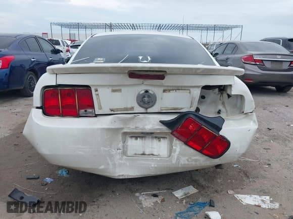 ✅ 2007 Ford Mustang Deluxe • VIN: 1ZVFT80N675258268 • Lot: 42351532. Listed on IAAI with 164,868 mi. Free auction sales archive from the USA and detailed vehicle history report at DreamBid. Image 16.