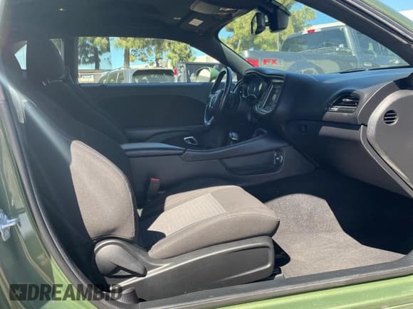 ✅ 2020 Dodge Challenger SXT • VIN: 2C3CDZAG1LH222441 • Lot: 44168273. Wystawiony na Copart z przebiegiem 54 335 mil. Bezpłatny archiwum sprzedaży aukcyjnych z USA i szczegółowy raport historii pojazdu na DreamBid. Zdjęcie 5.