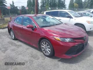 ✅ 2020 Toyota Camry LE • VIN: 4T1C11BK5LU013320 • Lot: 42726179. Wystawiony na IAAI z przebiegiem 61 875 mil. Bezpłatny archiwum sprzedaży aukcyjnych z USA i szczegółowy raport historii pojazdu na DreamBid. Zdjęcie 1.