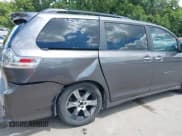 ✅ 2014 Toyota Sienna SE • VIN: 5TDXK3DC8ES443113 • Lot: 42735795. Wystawiony na IAAI z przebiegiem 235 269 mil. Bezpłatny archiwum sprzedaży aukcyjnych z USA i szczegółowy raport historii pojazdu na DreamBid. Zdjęcie 6.