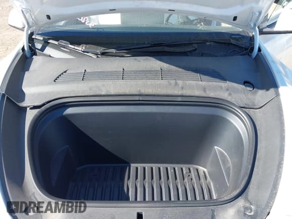 ✅ 2024 Tesla Model Y Long Range • VIN: 7SAYGDEE0RF027744 • Lot: 43405801. Wystawiony na IAAI z przebiegiem 16 832 mil. Bezpłatny archiwum sprzedaży aukcyjnych z USA i szczegółowy raport historii pojazdu na DreamBid. Zdjęcie 10.