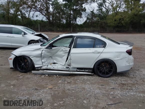 ✅ 2015 BMW 3 Series 328i • VIN: WBA3A5C51FP604345 • Lot: 43370688. Wystawiony na IAAI z przebiegiem 463 143 mil. Bezpłatny archiwum sprzedaży aukcyjnych z USA i szczegółowy raport historii pojazdu na DreamBid. Zdjęcie 14.