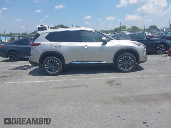 ✅ 2025 Nissan Rogue Platinum • VIN: JN8BT3DC3SW101589 • Lot: 42664943. Wystawiony na IAAI z przebiegiem 4 912 mil. Bezpłatny archiwum sprzedaży aukcyjnych z USA i szczegółowy raport historii pojazdu na DreamBid. Zdjęcie 13.