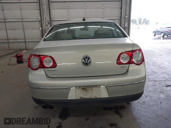 ✅ 2010 Volkswagen Passat Komfort • VIN: WVWJM7AN8AE102825 • Lot: 43478692. Listed on IAAI with 180,110 mi. Free auction sales archive from the USA and detailed vehicle history report at DreamBid. Image 16.