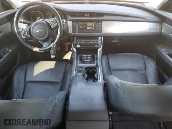 ✅ 2017 Jaguar XF 35t Premium • VIN: SAJBJ4BV8HCY28296 • Lot: 71672155. Wystawiony na Copart z przebiegiem 79 071 mil. Bezpłatny archiwum sprzedaży aukcyjnych z USA i szczegółowy raport historii pojazdu na DreamBid. Zdjęcie 8.