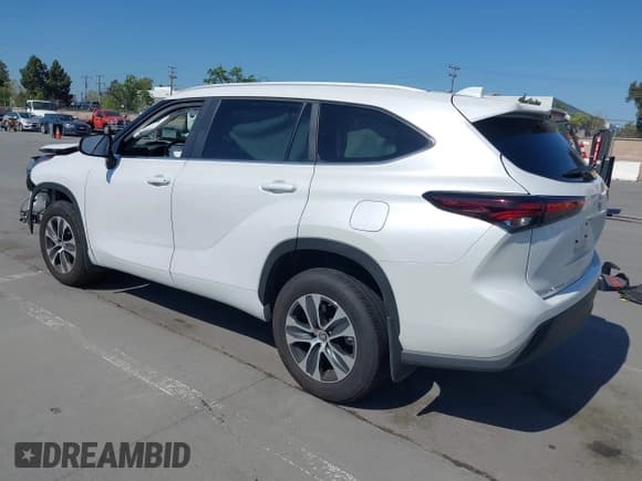 ✅ 2024 Toyota Highlander LE • VIN: 5TDKDRBH7RS547443 • Lot: 42035721. Listed on IAAI with 9,567 mi. Free auction sales archive from the USA and detailed vehicle history report at DreamBid. Image 3.