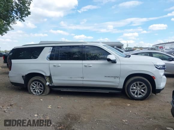 ✅ 2022 Chevrolet Suburban LT • VIN: 1GNSKCKD3NR165507 • Lot: 43139036. Listed on IAAI with 107,653 mi. Free auction sales archive from the USA and detailed vehicle history report at DreamBid. Image 13.