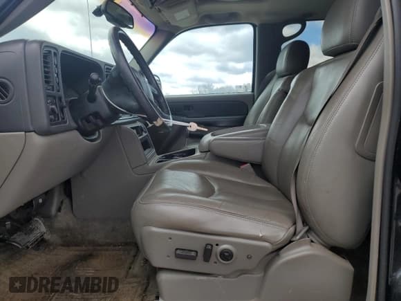✅ 2003 Chevrolet Suburban LT • VIN: 3GNFK16Z53G255685 • Lot: 89187135. Listed on Copart with 215,611 mi. Free auction sales archive from the USA and detailed vehicle history report at DreamBid. Image 7.