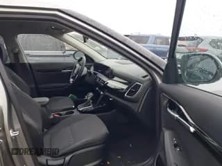 ✅ 2024 Kia Seltos S • VIN: KNDEUCAA4R7652532 • Lot: 43575880. Wystawiony na IAAI z przebiegiem 10 615 mil. Bezpłatny archiwum sprzedaży aukcyjnych z USA i szczegółowy raport historii pojazdu na DreamBid. Zdjęcie 5.