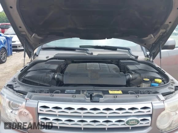 ✅ 2011 Land Rover LR4 Lux • VIN: SALAK2D44BA586974 • Lot: 42494039. Listed on IAAI with 165,171 mi. Free auction sales archive from the USA and detailed vehicle history report at DreamBid. Image 10.