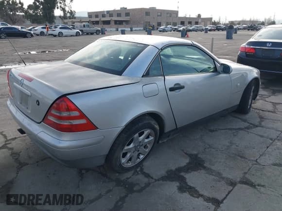 ✅ 1998 Mercedes-Benz SLK 230/320 • VIN: WDBKK47F1WF046560 • Лот: 41831678. Опубликован ранее на IAAI с пробегом 179 494 миль. Бесплатный доступ к архиву аукционных продаж из США и подробный отчёт об истории автомобиля на DreamBid. Изображение 4.