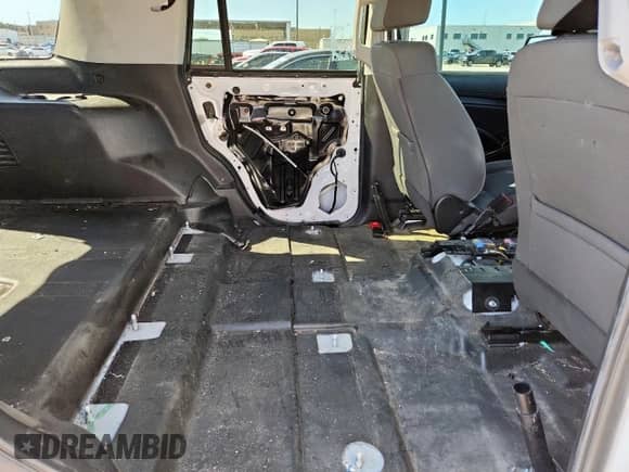 2020 Chevrolet Tahoe Commercial z VIN 1GNLCDECXLR268270, wystawiony jako Copart lot #90677255 z przebiegiem 135 171 mil mil oraz Czysty tytuł • Clean title. Historia ofert i sprzedaży dostępna na DreamBid. Obrazek 11.