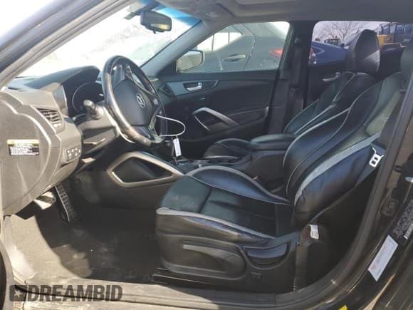 ✅ 2015 Hyundai Veloster Turbo • VIN: KMHTC6AEXFU232636 • Lot: 83091254. Wystawiony na Copart z przebiegiem 121 885 mil. Bezpłatny archiwum sprzedaży aukcyjnych z USA i szczegółowy raport historii pojazdu na DreamBid. Zdjęcie 7.